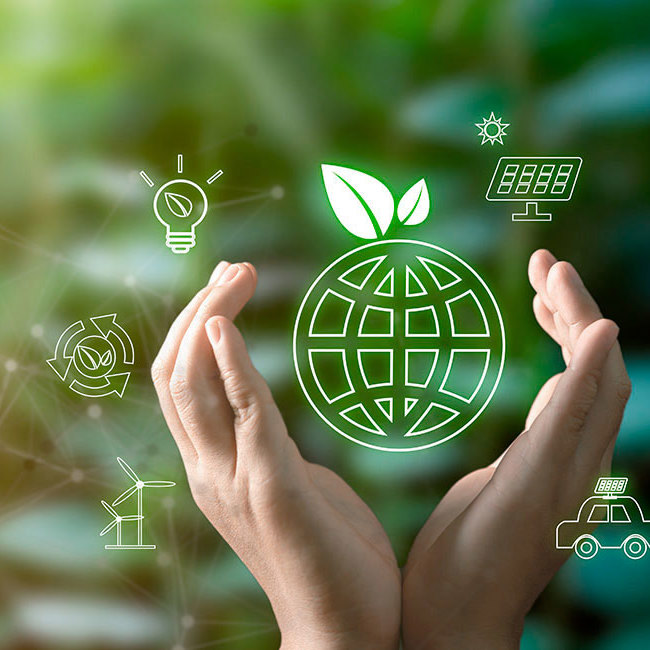 Hænder holder omkring jordkloden for at signalere, at vi passer på kloden.