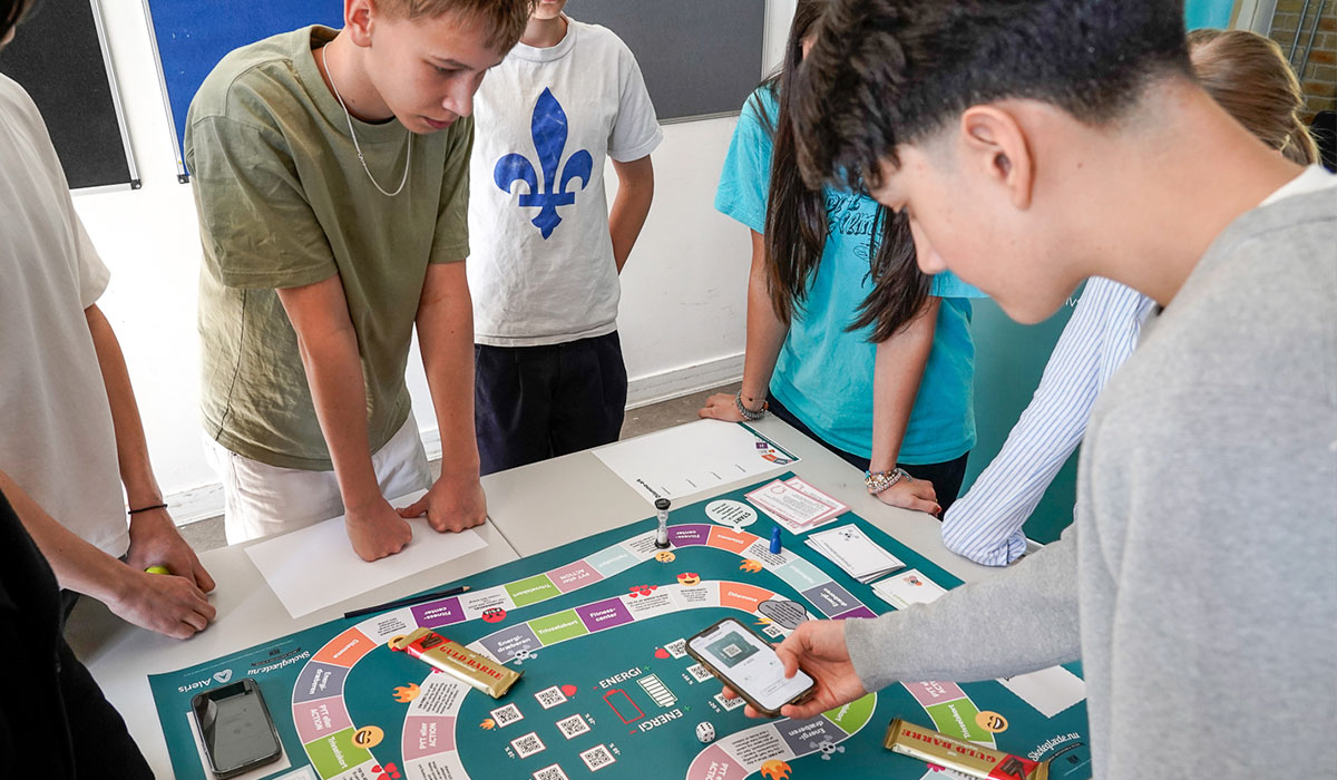 Billede af elever fra 8. klasse, der spiller Trivselsspillet