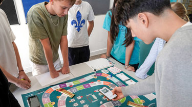 Billede af elever fra 8. klasse, der spiller Trivselsspillet