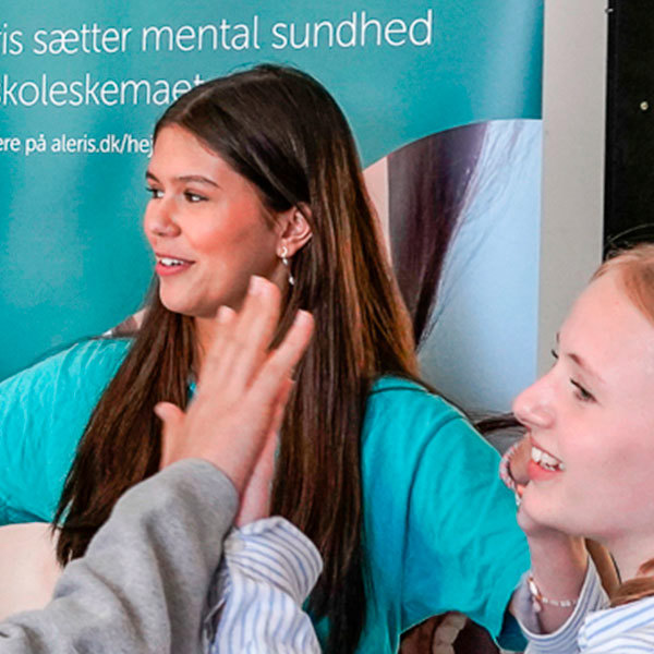 Billede af elever fra 8. klasse, der giver hinanden high five, mens de spiller Trivselsspillet.