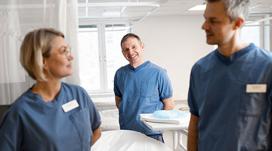 Kvindelig og mandelig læge fra Aleris Danmark.