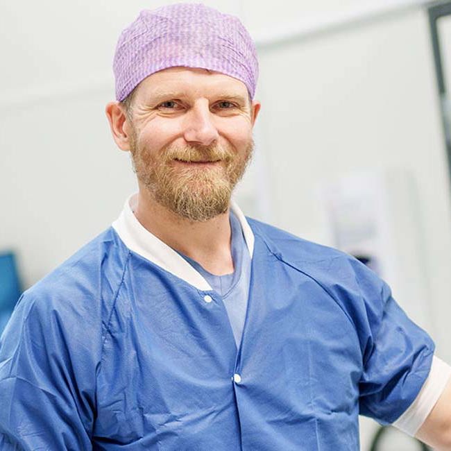 Kvindelig kirurg fra Aleris Hospitaler.