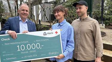 Vinder af årets førstehjælper 2024 får overrakt en check på 10.000 kr. af Røde Kors' Generalsekretær.