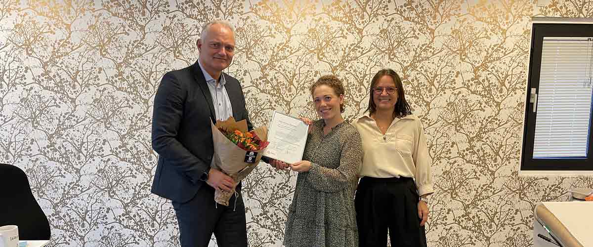 Medarbejder i Aleris får overrakt et diplom af CEO.