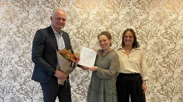 Medarbejder i Aleris får overrakt et diplom af CEO.