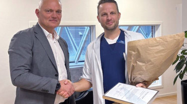 Peter Kock Lan og Michael Gram Kierkegaard står ved annonceringen af forskningsprojekt, der skal mindske smerter for fremtidens rygpatienter.