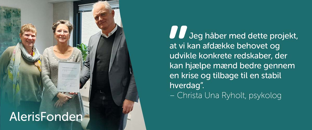 Psykolog Christa Ryholt får overrakt midler fra AlerisFonden.