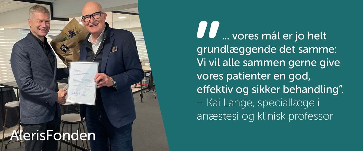 Læge Kai Lange får overrakt midler fra AlerisFonden af Lægefaglig Direktør i Aleris.