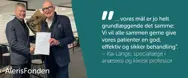 Læge Kai Lange får overrakt midler fra AlerisFonden af Lægefaglig Direktør i Aleris.