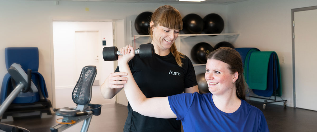 Fysioterapeut fra Aleris laver øvelser med patient.