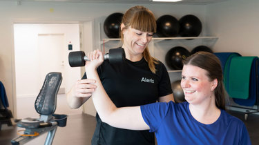 Fysioterapeut fra Aleris laver øvelser med patient.
