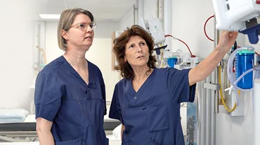 Sygeplejerske fra Aleris viser medicinstuderende hvordan overvågning virker.