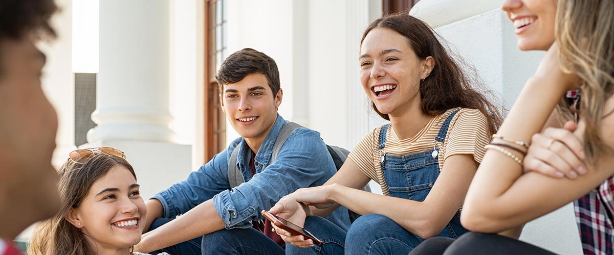 4 unge hygger sig sammen.