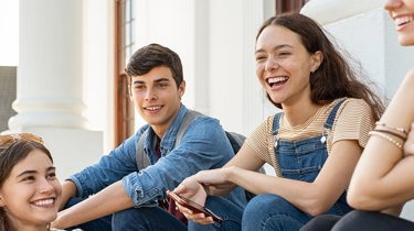 4 unge hygger sig sammen.