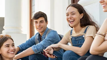 4 unge hygger sig sammen.