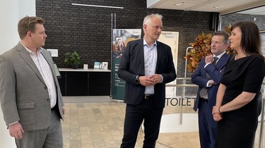CEO for Aleris Michael Gram Kirkegaard står sammen med Indenrigs- og Sundhedsminister Sophie Løhde.