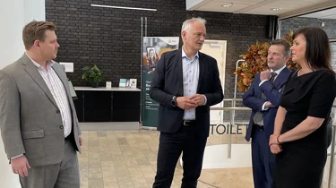 CEO for Aleris Michael Gram Kirkegaard står sammen med Indenrigs- og Sundhedsminister Sophie Løhde.