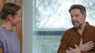 Psykolog taler med patient.