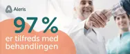 Læge giver smilende hånd til en patient.