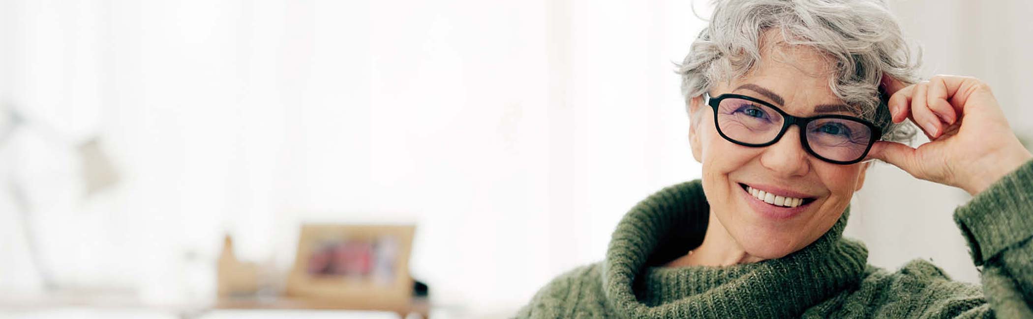 Smilende kvinde med briller.