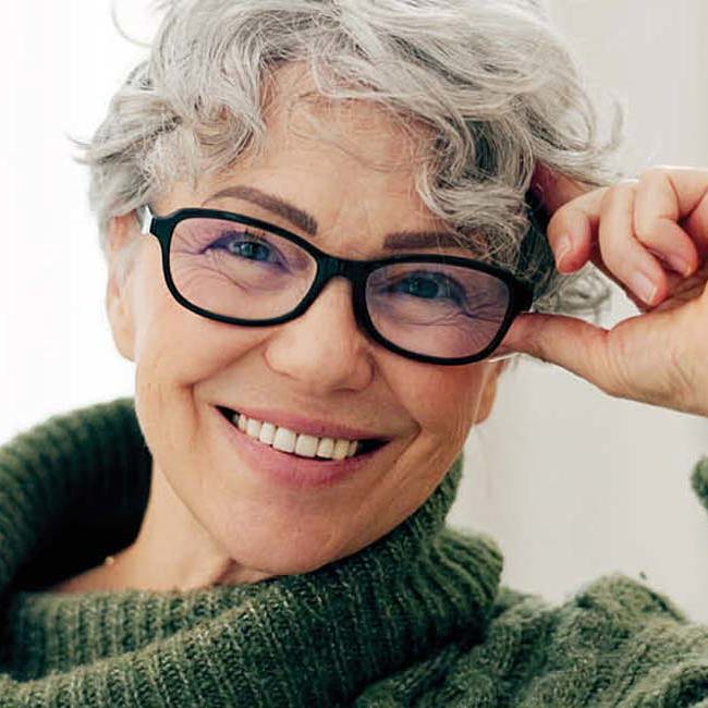 Smilende kvinde med briller.