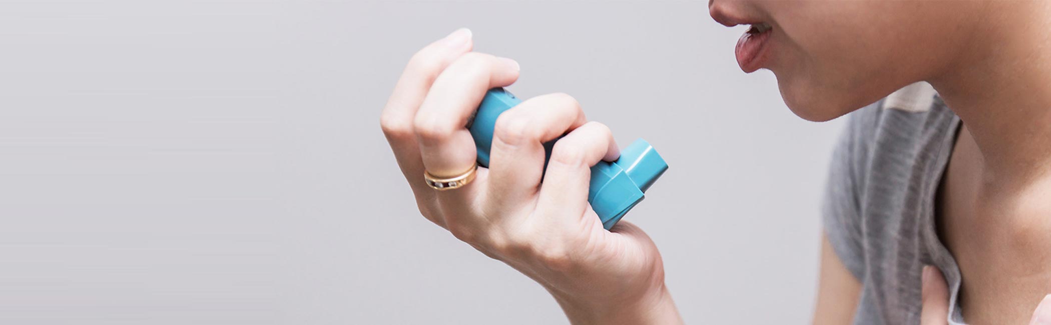 Læge rådgiver patient i, hvordan man bruger inhalator.