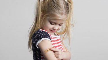 Et barn sidder hos en af Aleris børnelæger, der tjekker barnets heldbred og udvikling.