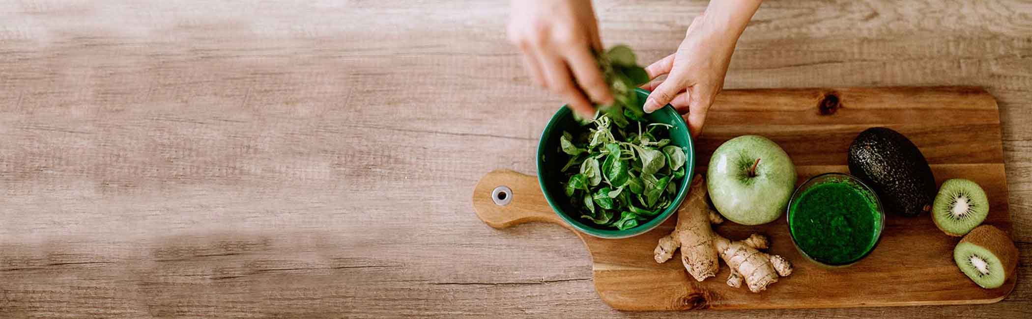 Grønne frugter og grøntsager forberedes til mad.