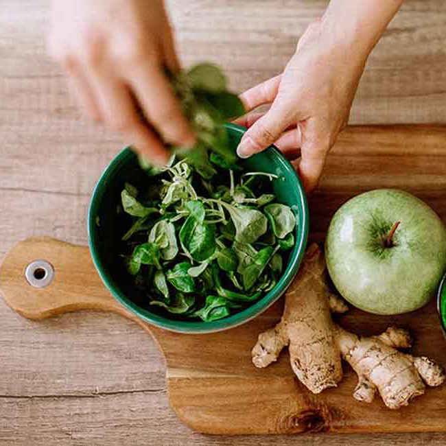 Grønne frugter og grøntsager forberedes til mad.