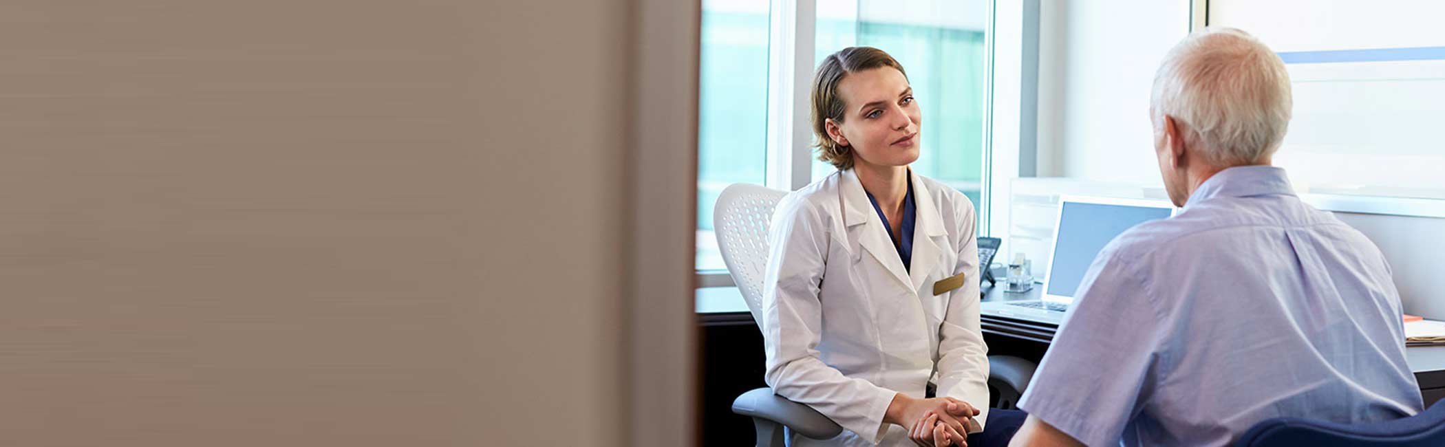 Diætist og patient under konsultation.