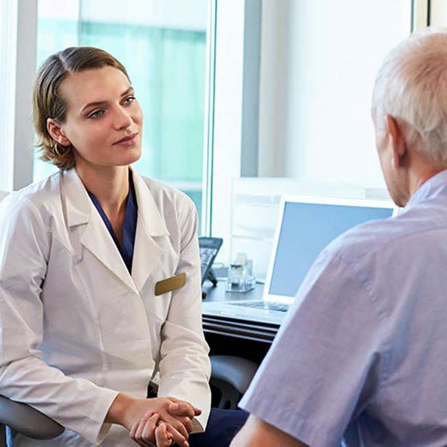 Diætist og patient under konsultation.