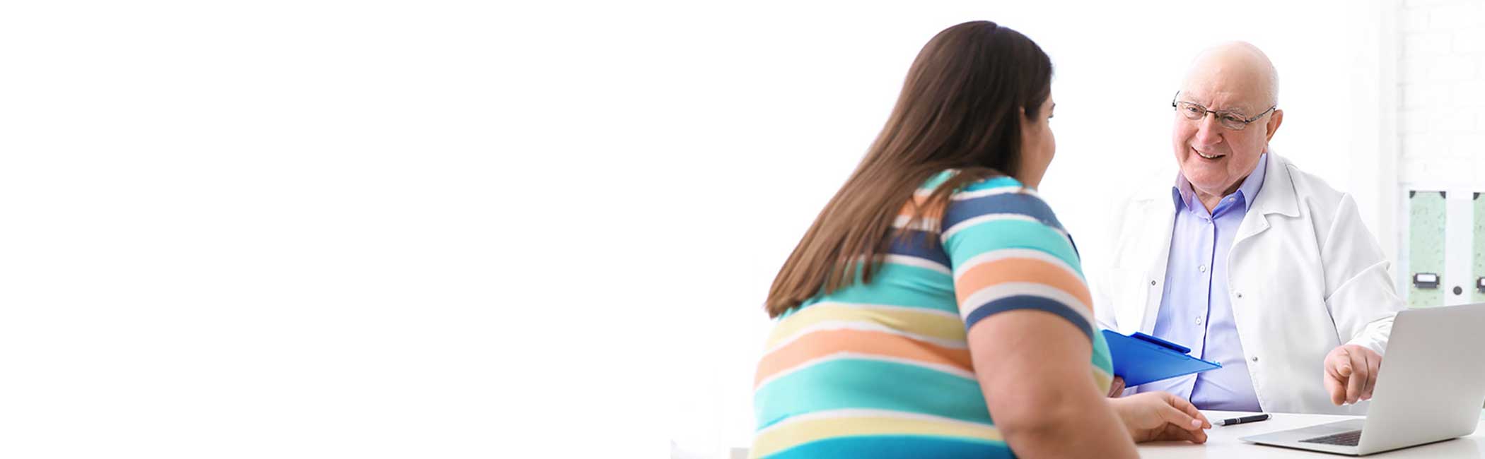 Læge snakker med patient om slidgigt ved vægttab.