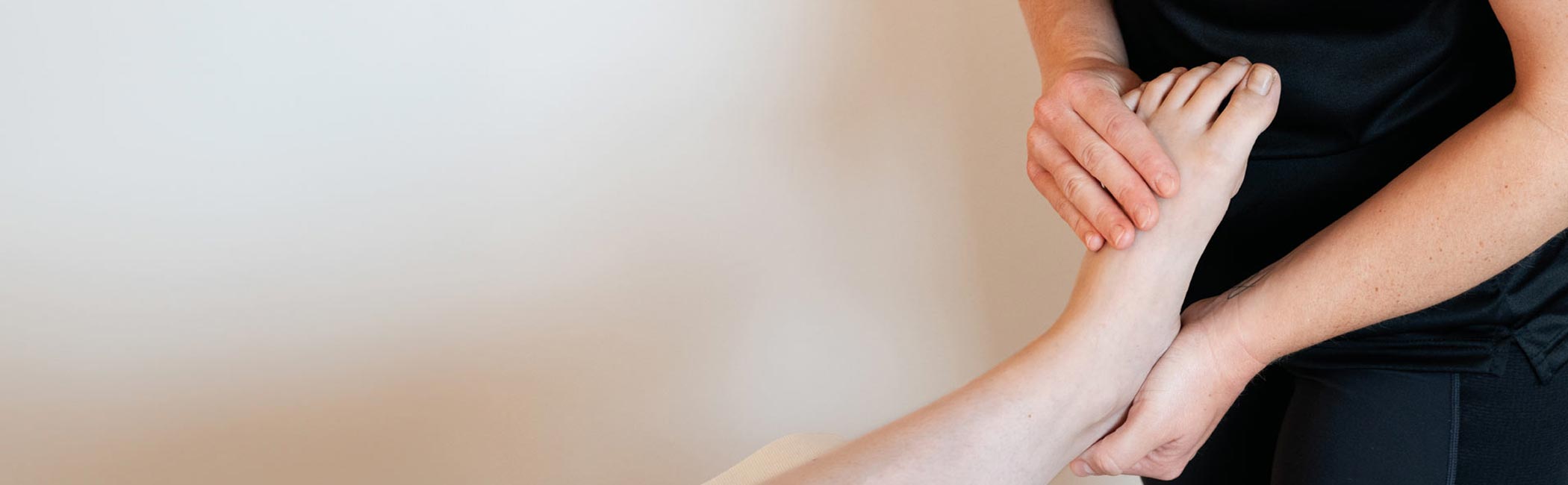 Fysioterapeut fra Aleris laver øvelser med patient.