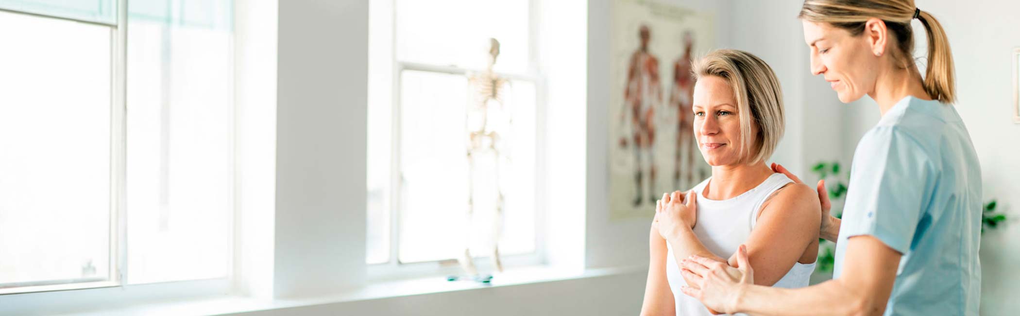 Fysioterapeut laver øvelser med patient.