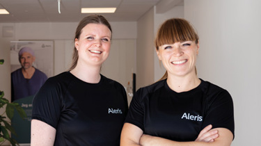 To smilende fysioterapeuter fra Aleris.