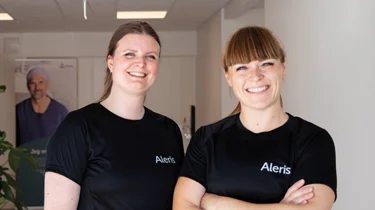 To smilende fysioterapeuter fra Aleris.