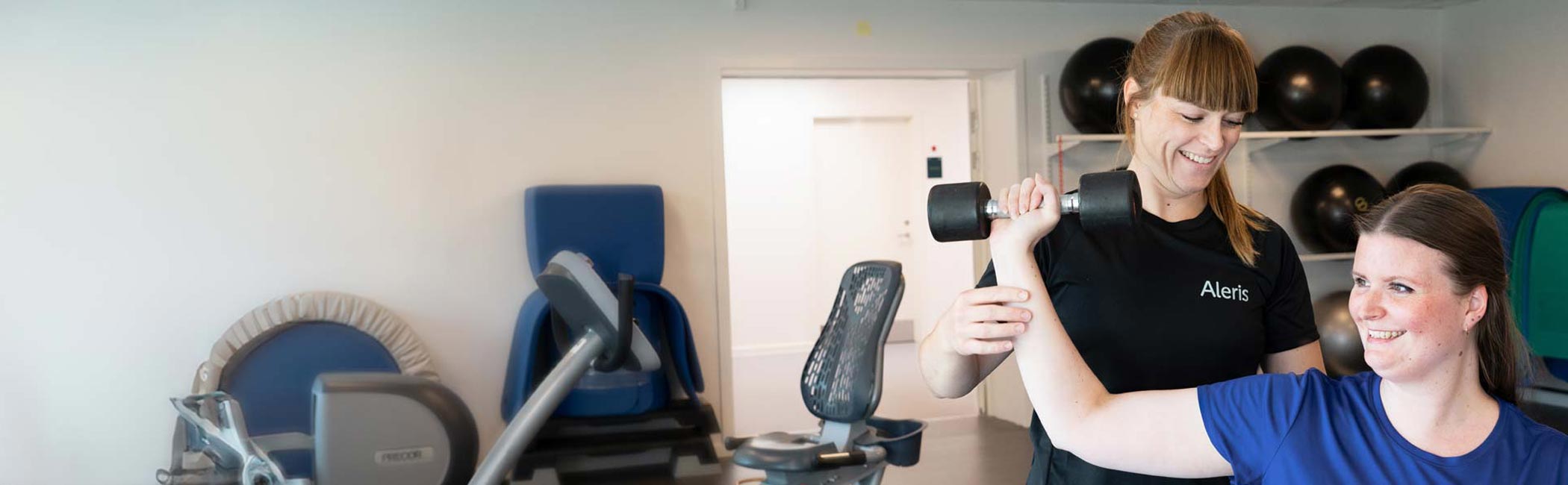 Fysioterapeut fra Aleris laver øvelser med patient.