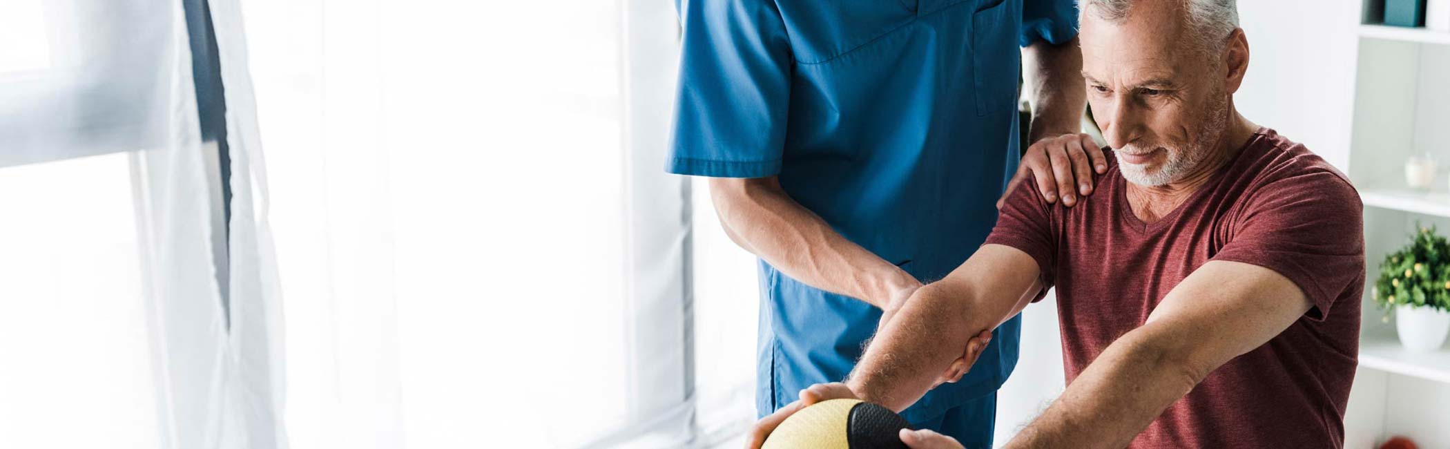 Genoptræning hos fysioterapeut efter operation.