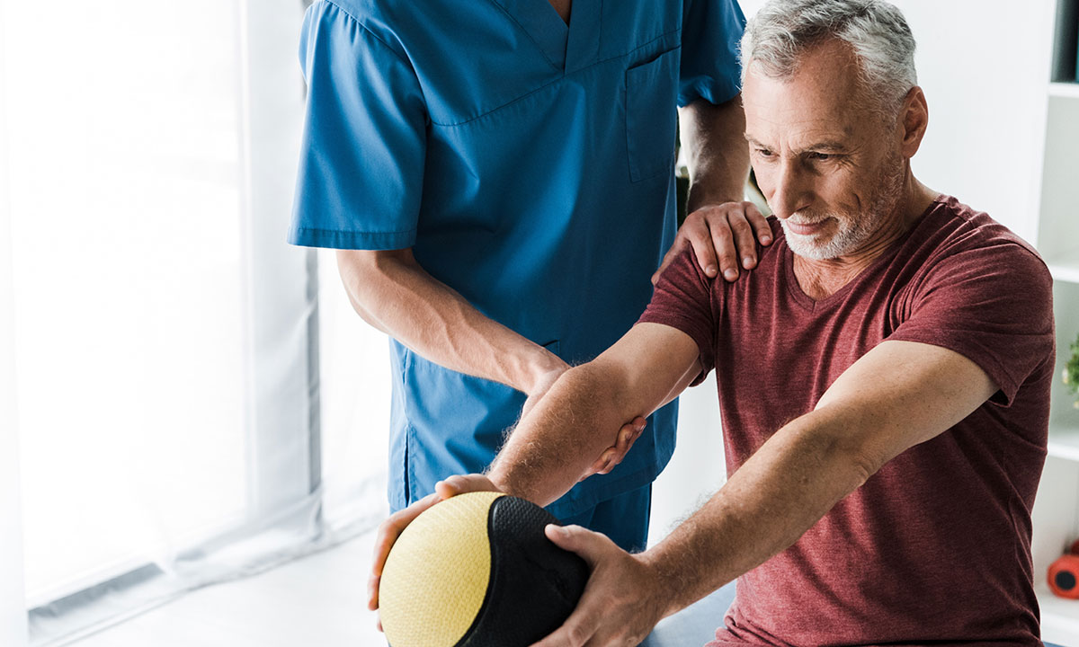 Genoptræning hos fysioterapeut efter operation.