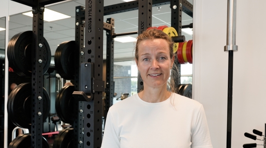 Portræt af Mille, patient hos Aleris Fysioterapi.