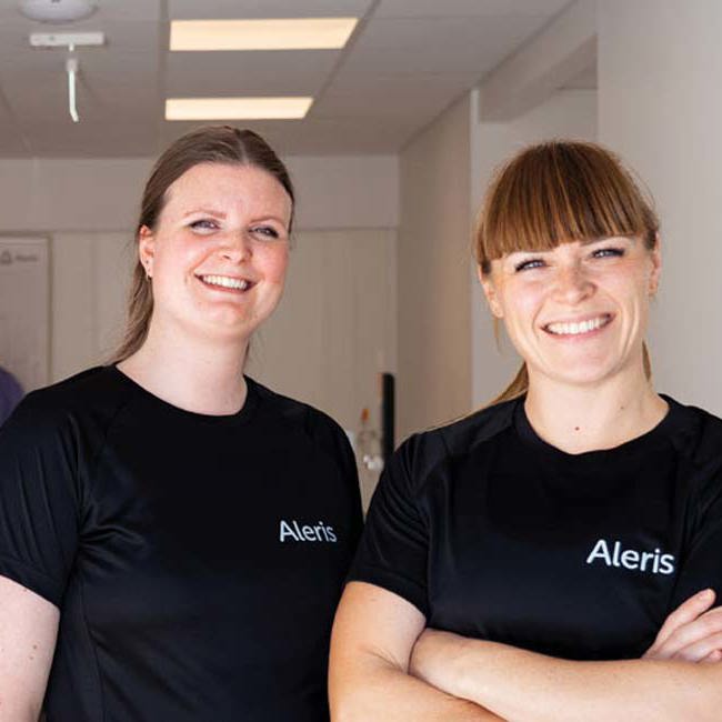 Aleris fysioterapeuter tager smilende imod patienter.