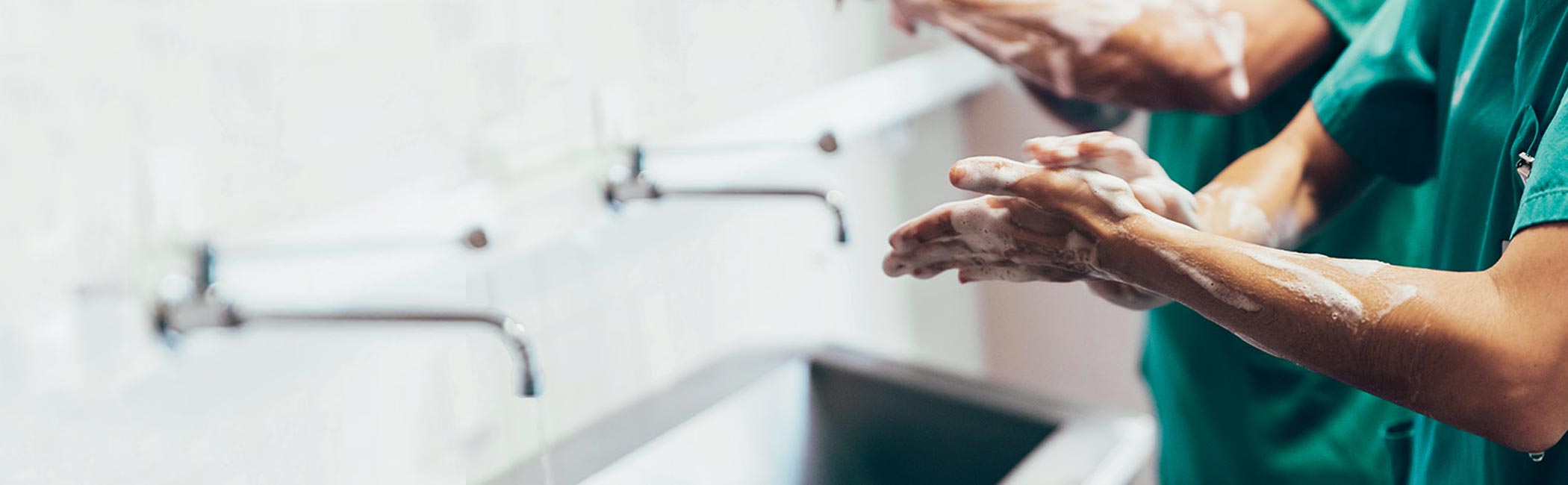 Læger vasker grundigt hænder og armene inden operation.