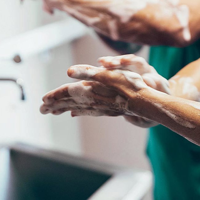 Læger vasker grundigt hænder og armene inden operation.