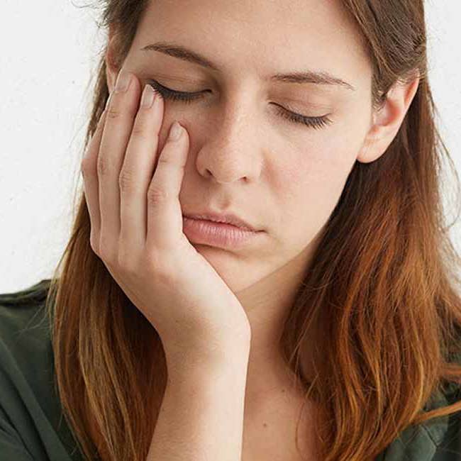 En træt og udmattet kvinde.