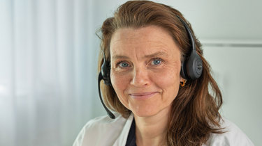 Camilla fra Aleris online sidder og snakker med patienter.