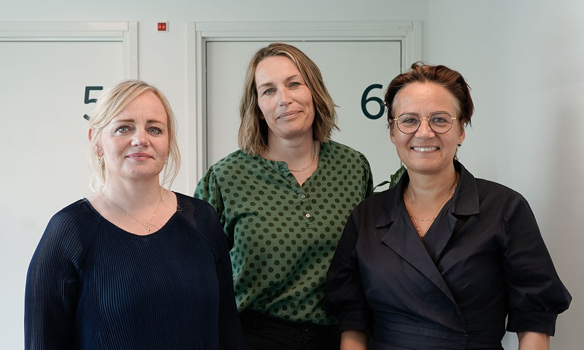 De tre medarbejdere salgsteamet i Aleris Health står ved siden af hinanden.