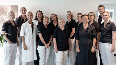 Alle medarbejdere i Aleris Health København linet op.