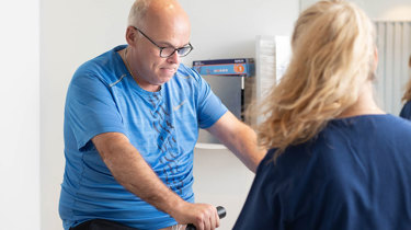 Patient får foretaget fysisk stresstest på cykel med EKG-overvågning.