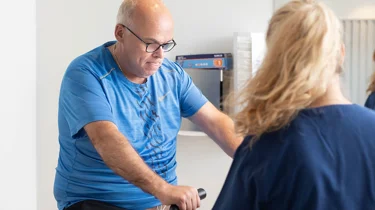 Patient får foretaget fysisk stresstest på cykel med EKG-overvågning.