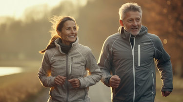 Par løber i en skov.